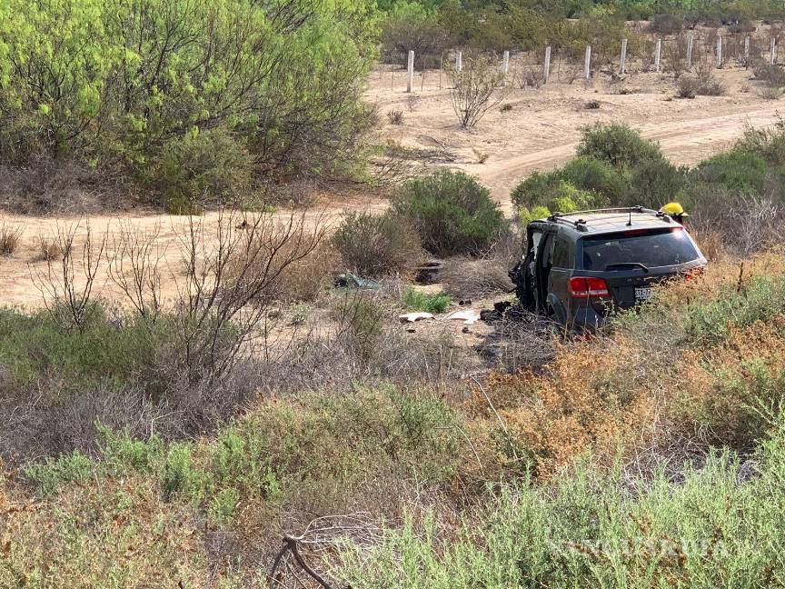 $!Tras el impacto, la camioneta Journey salió de la carretera.