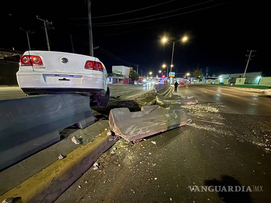 $!Restos de concreto quedaron esparcidos en los carriles contrarios, lo que provocó un segundo accidente al no lograr un conductor esquivarlos.