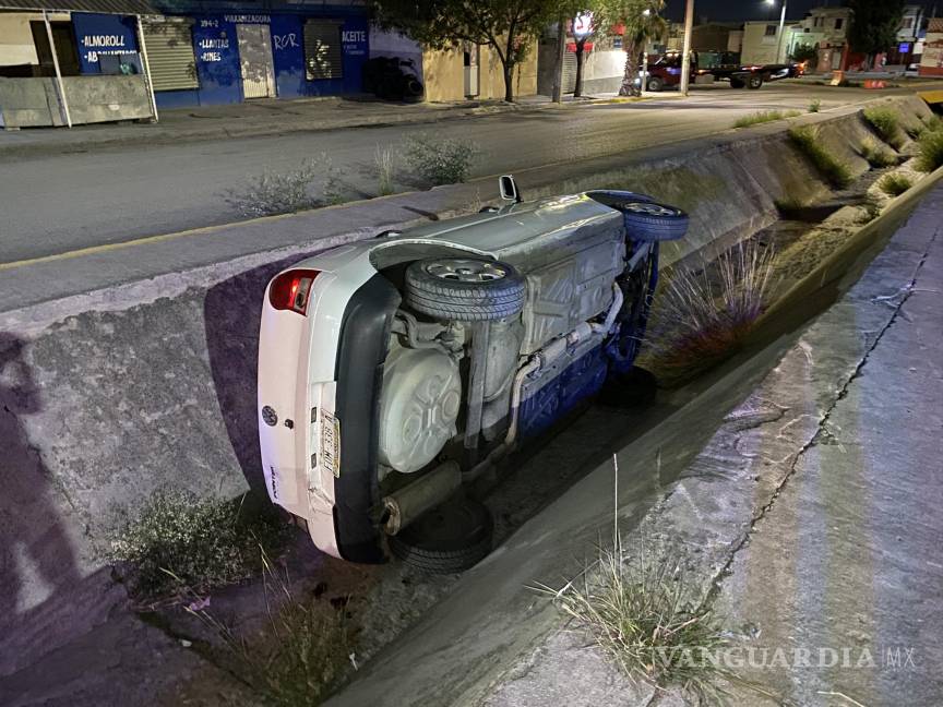 Conductor dormita y se vuelca en canal de desagüe en Saltillo
