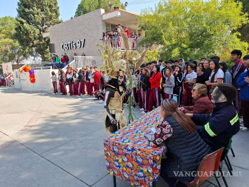 $!La actividad, que involucró a 65 catrinas y 21 catrines, forma parte del programa Aula Escuela Comunidad (PEC - PAEC), que promueve el reciclaje entre los estudiantes.