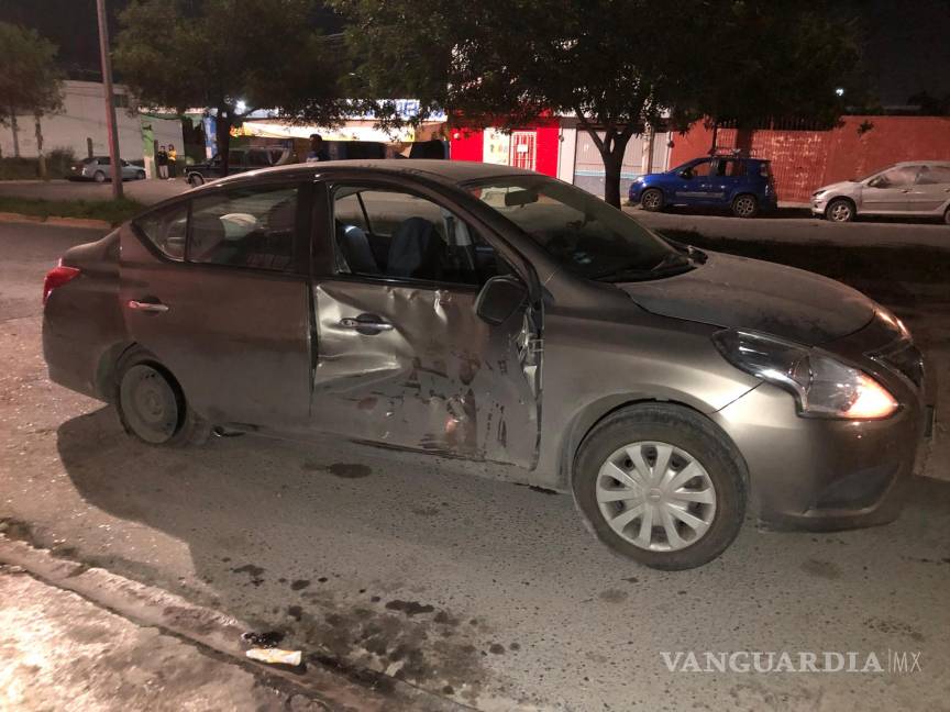 $!Elementos de Tránsito Municipal acudieron al sitio para atender el accidente nocturno.