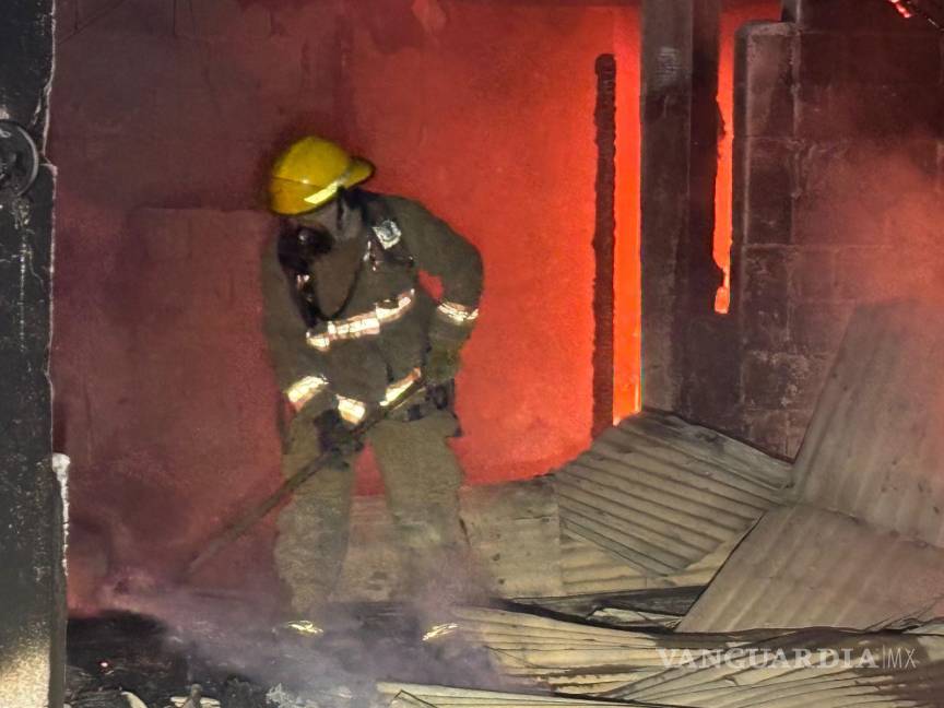 $!El taller quedó reducido a cenizas, con daños totales en su interior.