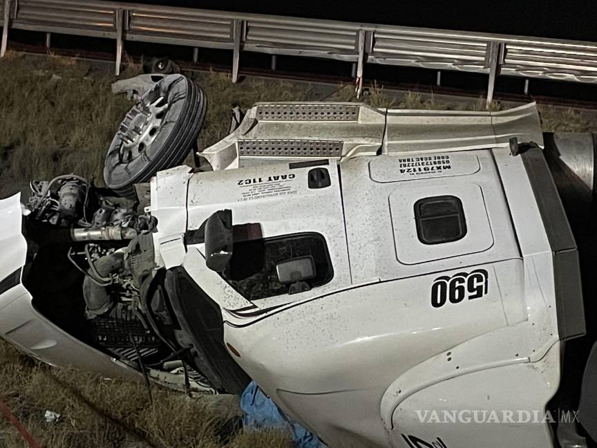 Muere trailero al volcarse sobre la Carretera Federal 57