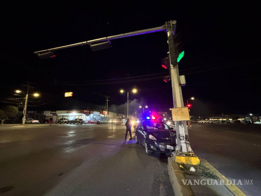 $!El auto involucrado quedó obstruyendo el carril de baja velocidad tras el aparatoso choque.