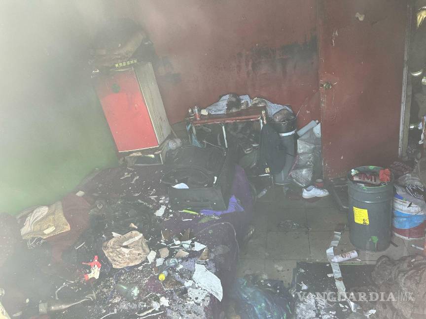 Encuentran y rescatan a perrito de vivienda en llamas, en Saltillo