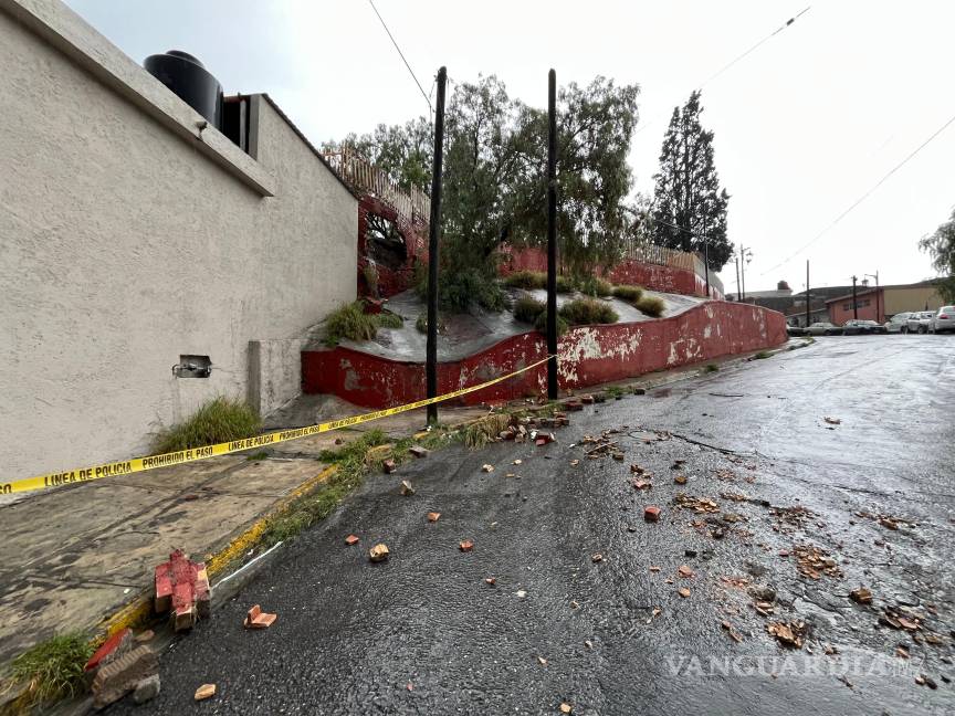 $!La barda de la Escuela Juan Enrique Pestalozzi colapsó durante la tormenta; sus ladrillos fueron arrastrados por la corriente en calles del barrio Ojo de Agua.