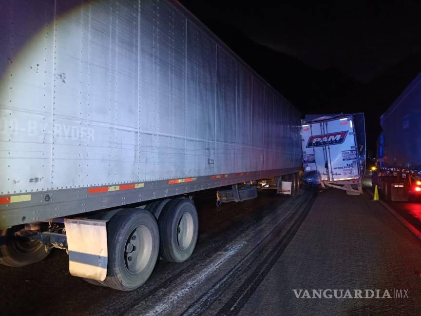 Choque de tráileres genera caos en tramo Los Chorros, en Arteaga