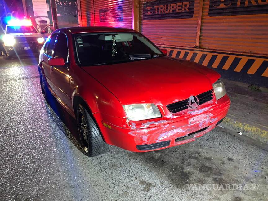 $!Taxista en Saltillo se pasa alto y deja lesionadas a sus dos pasajeras