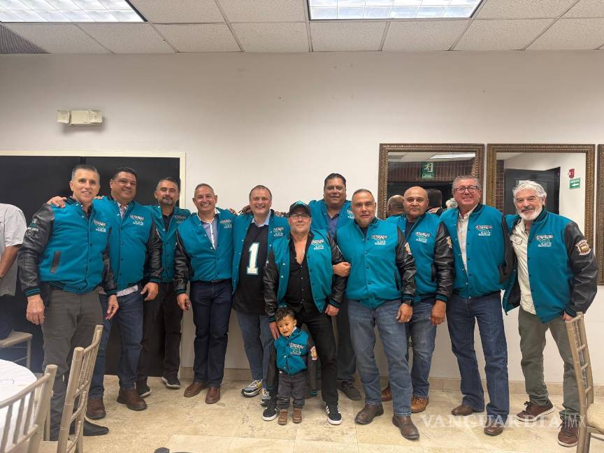 $!Exjugadores de los Dinosaurios posan con sus chamarras conmemorativas durante la reunión por el 30 aniversario del equipo en Saltillo.