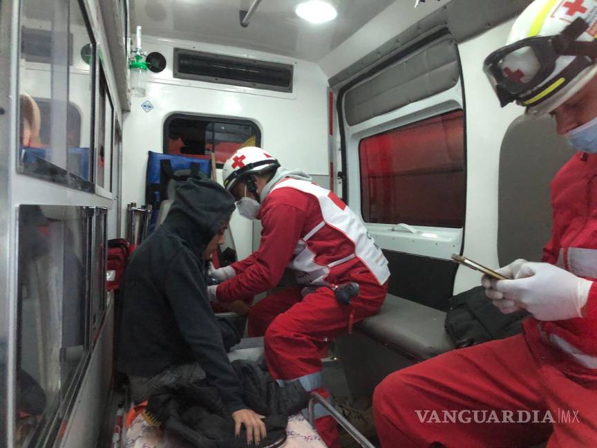 $!Paramédicos de la Cruz Roja acudieron al llamado de auxilio, haciendo la valoración de los accidentados.