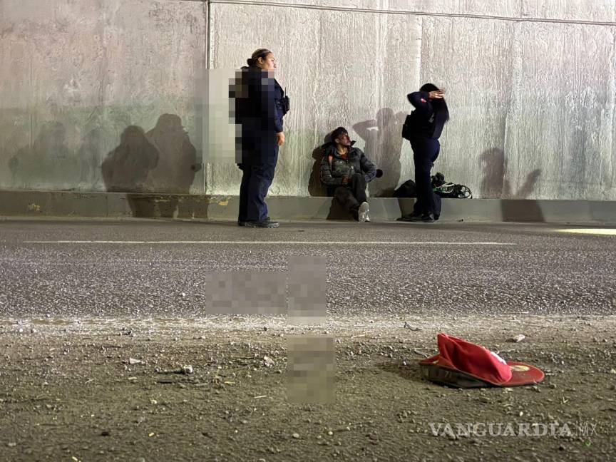 $!Policías municipales llegaron rápidamente al lugar del accidente para acordonar la zona y asegurar la vialidad.