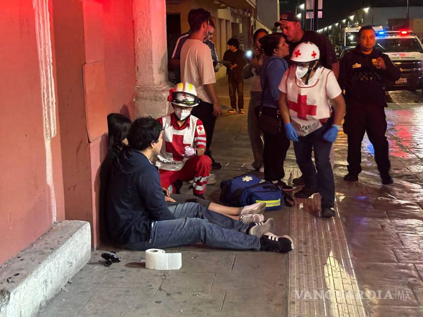 $!Paramédicos de la Cruz Roja valoraron al conductor y su acompañante, quienes no presentaron lesiones de consideración.