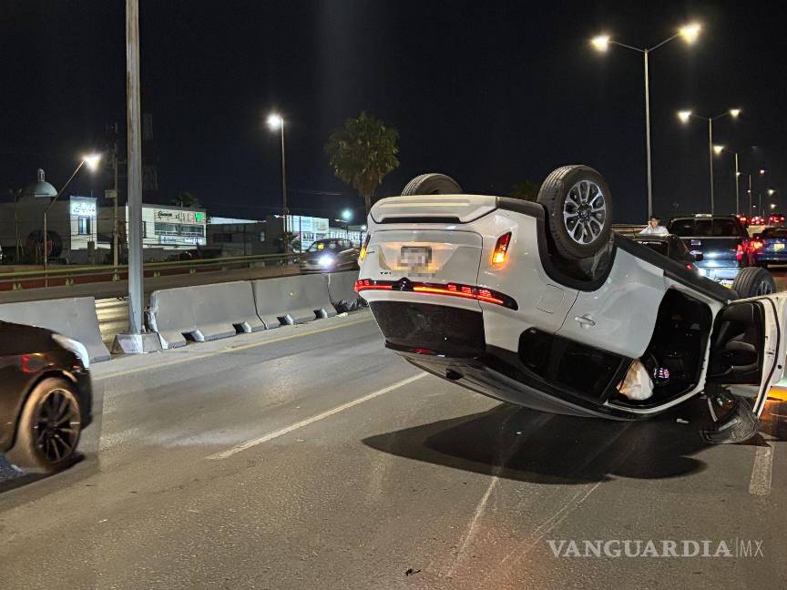 $!La camioneta, una Suzuki, fue trasladada a un corralón mientras se espera que el propietario cubra los daños y multas.