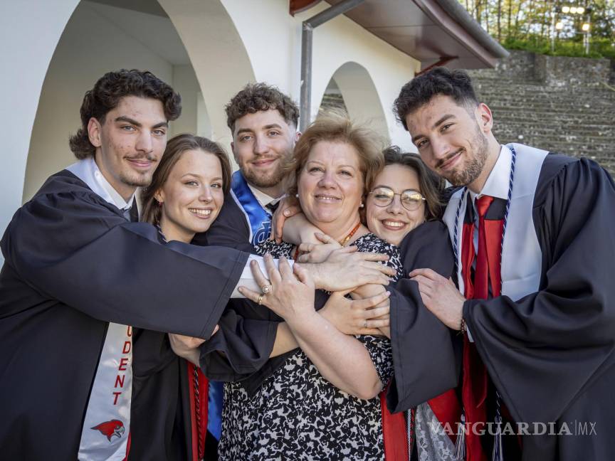 $!Las quintillizas, de izquierda a derecha; Michael, Victoria, Ludovico, Ashley y Marcus posan con su madre Silvia Povolo.