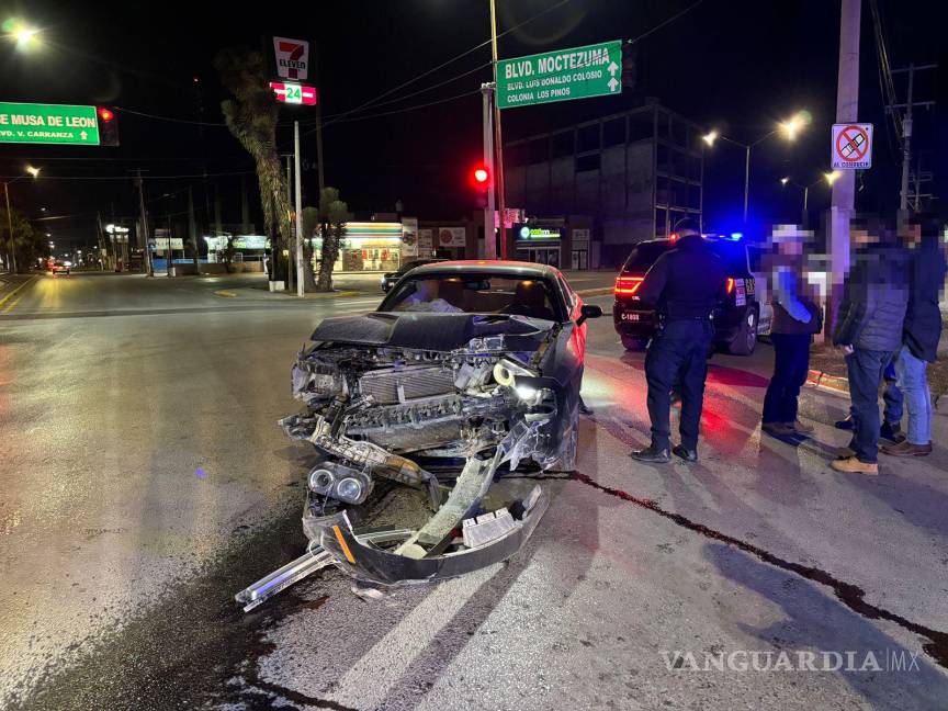 $!El Dodge Neón, afectado por el impacto, quedó obstruyendo parte de la vialidad.