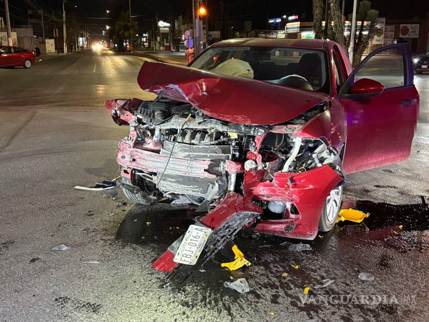 $!El accidente dejó severos daños en los vehículos, ambos considerados pérdida total.