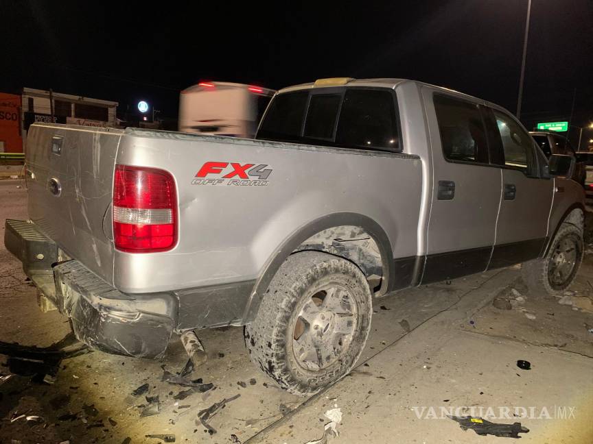 $!La camioneta Ford resultó con daños en la parte trasera tras el impacto del vehículo KIA.