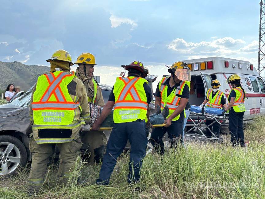 $!Paramédicos del Cuerpo de Bomberos atendieron al conductor lesionado.