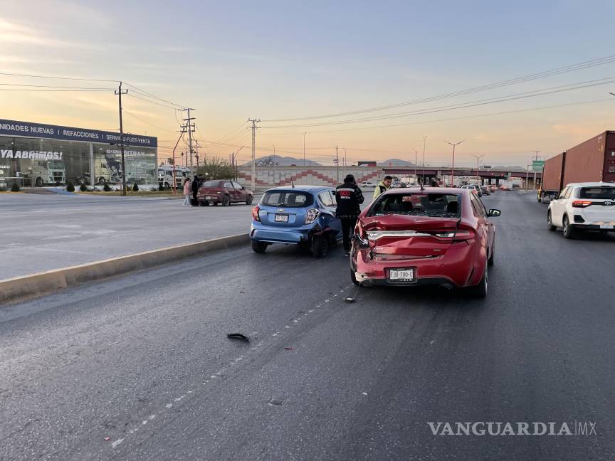 Camión de carga embiste a cuatro vehículos, en Ramos Arizpe