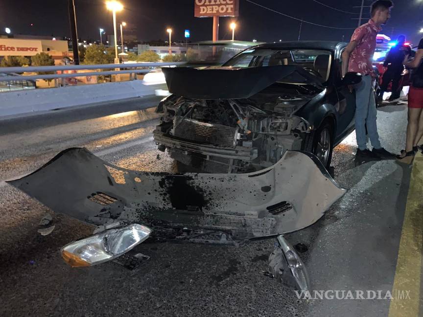 Vehículo descompuesto ocasiona carambola en Saltillo