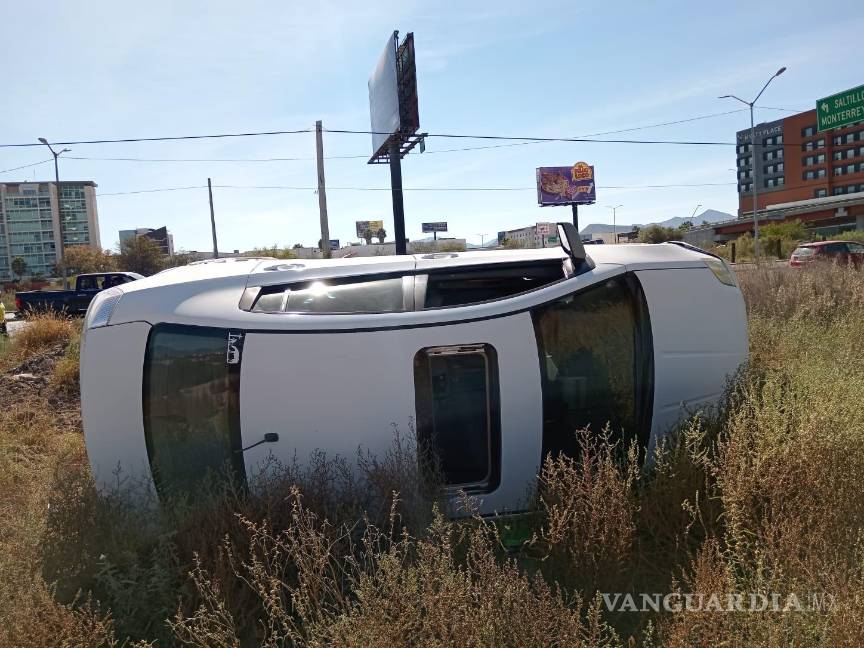 Vuelcan por conducir a exceso de velocidad, en Saltillo