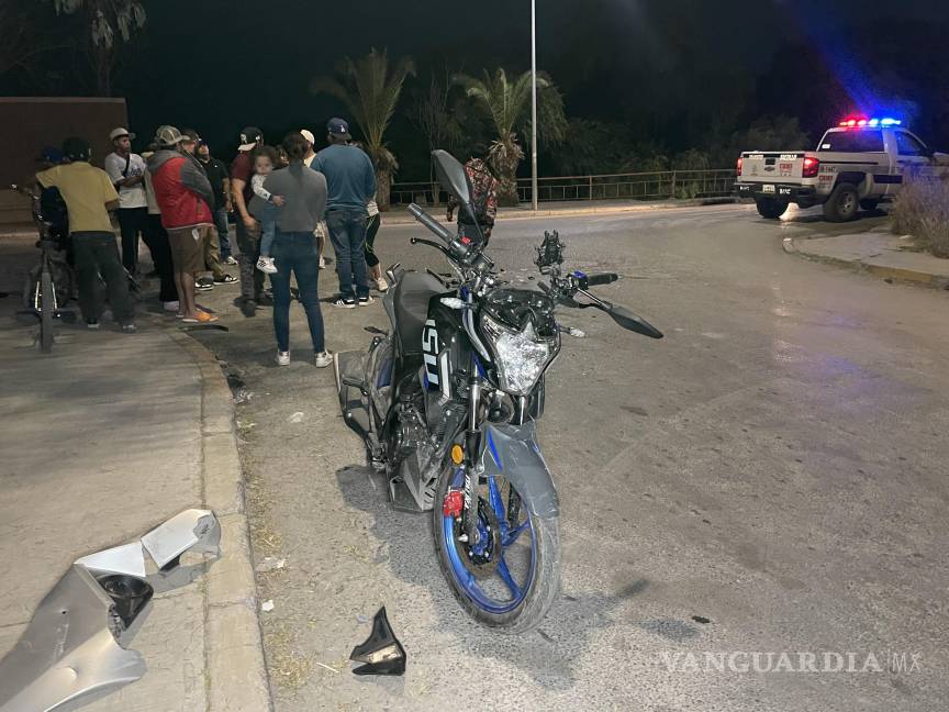 Menor impacta su motocicleta contra camioneta y termina herido, en Saltillo