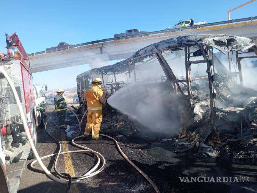 $!Bomberos combaten las llamas mientras paramédicos atienden a los heridos.