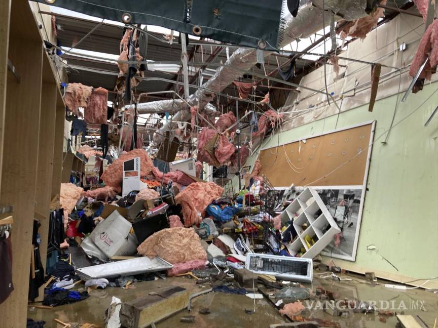 $!El interior de una tienda yace en ruinas tras el paso de una tormenta el viernes 31 de marzo de 2023, en Little Rock, Arkansas.