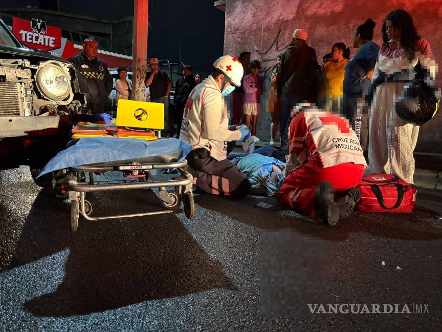 $!Paramédicos de la Cruz Roja brindaron atención a los lesionados antes de trasladarlos a un hospital.