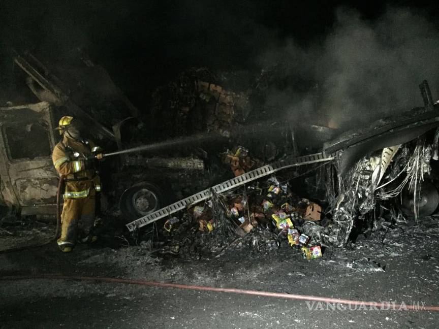 $!Acaban en cenizas dos tráileres de Lala tras fuerte impacto sobre la autopista a Torreón