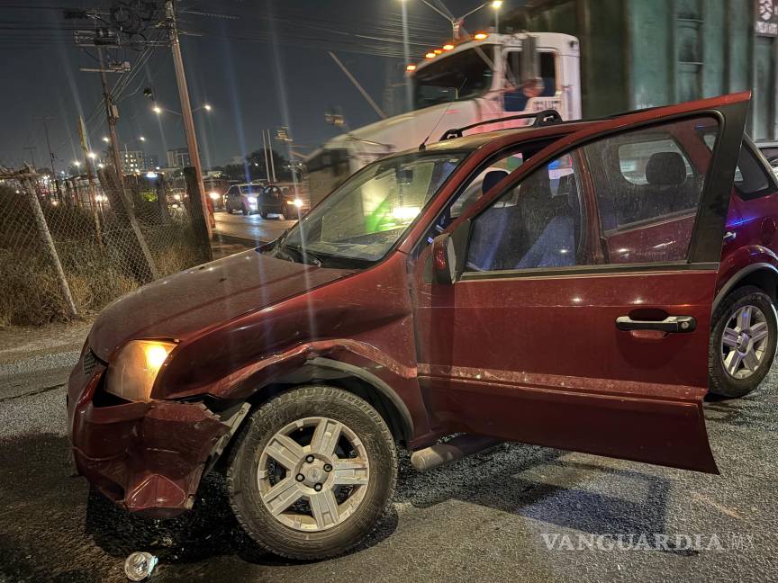 $!La camioneta Ford EcoSport quedó en medio del cruce tras el impacto del Toyota.