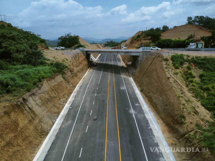 $!En agosto de este año, el presidente Andrés Manuel López Obrador inauguró la carretera Acayucan-La Ventosa, en Veracruz.