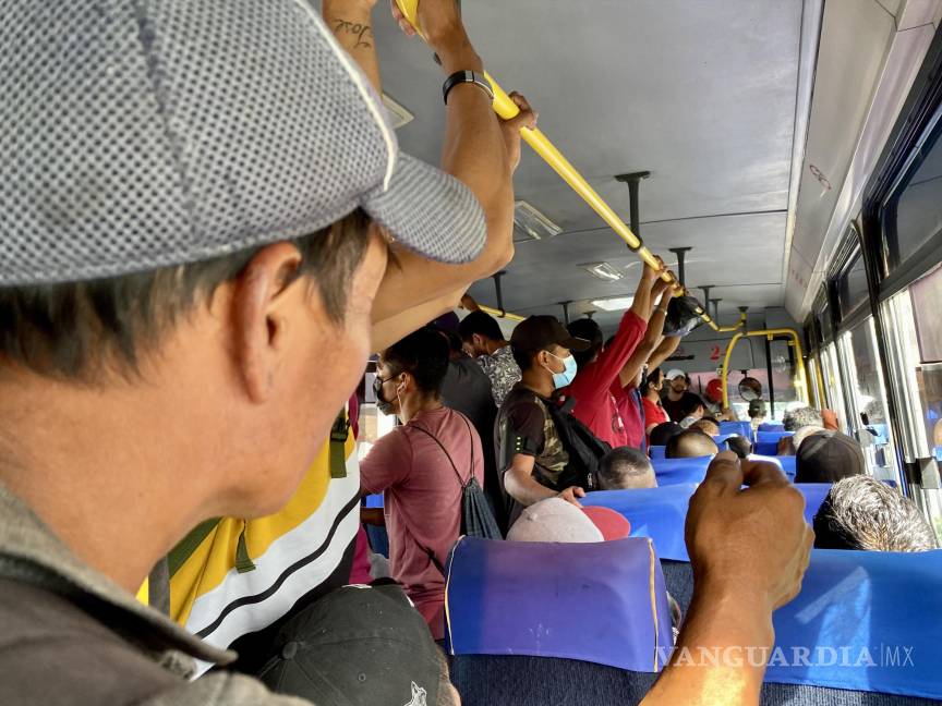 $!La gente que no tiene carro se pasa media vida trepada en camiones urbanos y transurbanos.