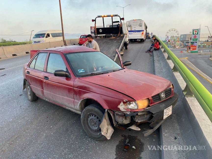 $!El Nissan Tsuru terminó con pérdida total tras ser impactado por un camión de transporte de personal sobre el bulevar Nazario Ortiz Garza.