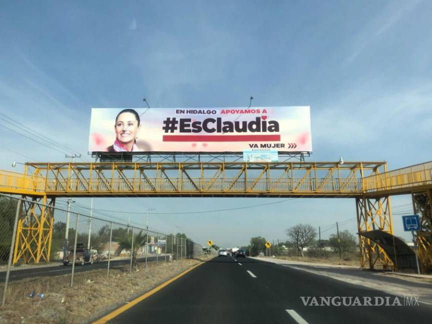 $!ACTOPACon el hashtag #EsClaudia, un espectacular de Claudia Sheinbaum, jefa de Gobierno, se encuentra en uno de los puentes de la carretera Actopan-Ixmiquilpan.