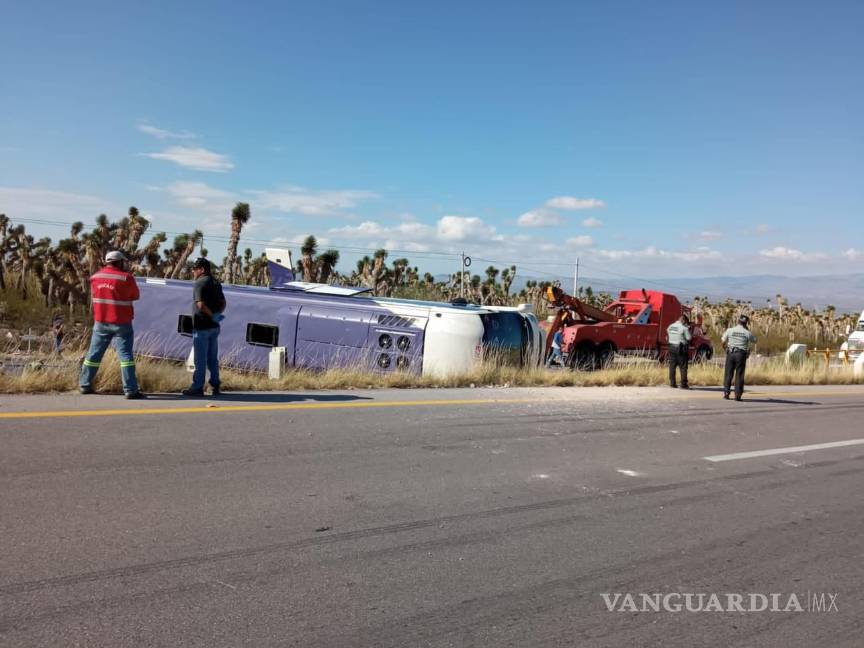 Volcadura de autobús deja ocho pasajeros heridos en carretera Saltillo-Zacatecas; conductor dormitó