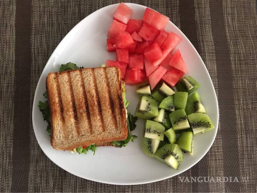 $!Imagen ilustrativa de sándwich de pavo y queso con frutas.