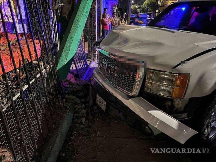 $!La camioneta GMC pick up terminó impactándose contra un poste de concreto y la fachada de una vivienda en la colonia San Ramón.