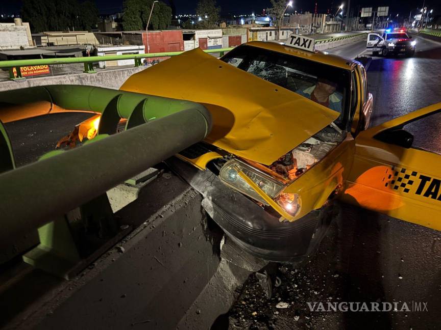 $!El vehículo quedó completamente destruido en su parte delantera tras impactarse contra el muro de contención.