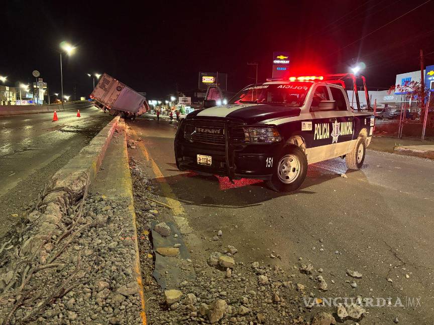 $!Elementos de la Policía Municipal cerraron la circulación por el derrame de combustible.