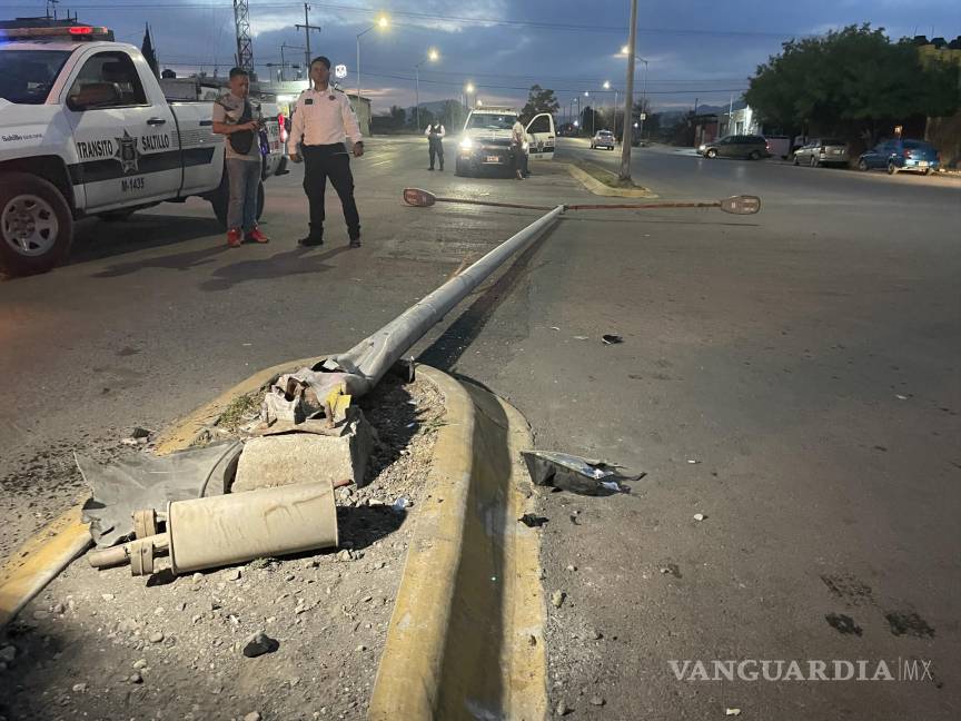 Por esquivar a un perrito, conductora choca y derriba una luminaria en Saltillo