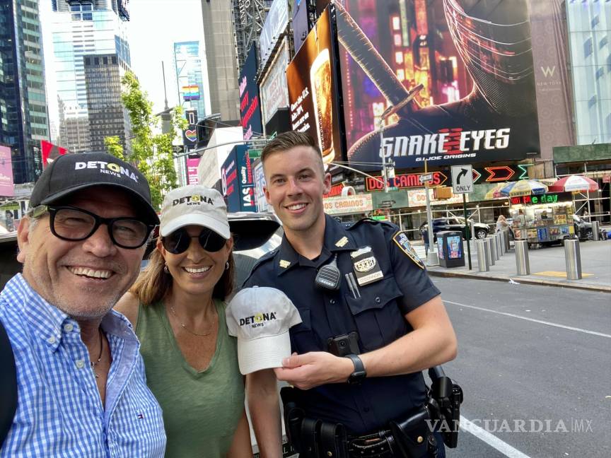 $!El hijo de uno de los 23 policías que murieron en el ataque a las torres gemelas, con Plácido Garza y su esposa, Gaby Kalifa.