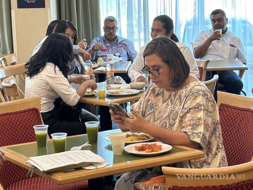 $!La aspirante presidencial aprovechó un respiro para intentar comer algo, luego de haber comenzado su jornada desde las 5:45 de la mañana.