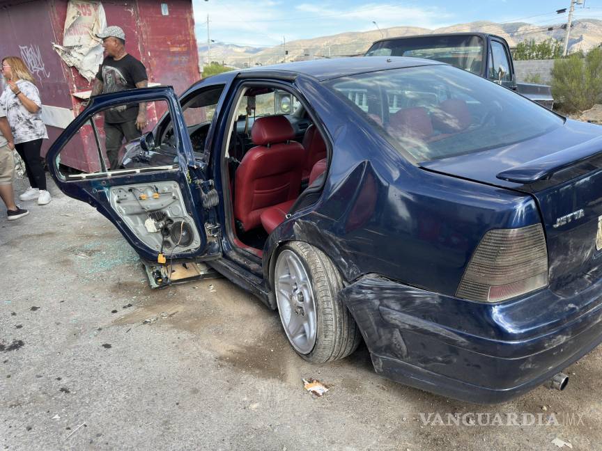 Padre e hijo son prensados por camioneta mientras reparaban su auto en Mirasierra, en Saltillo; están graves