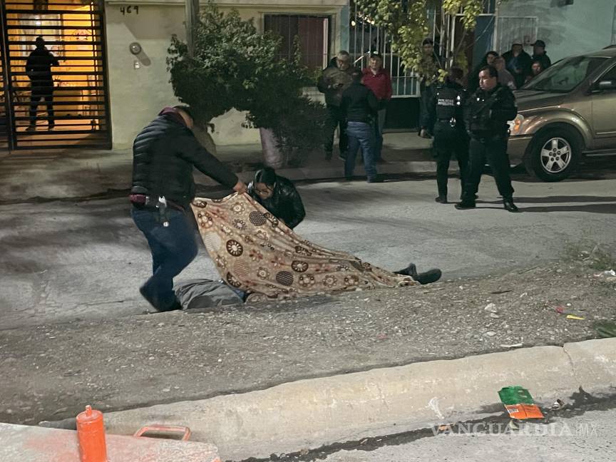 Mujer sale de casa y muere en la vía pública, en Saltillo