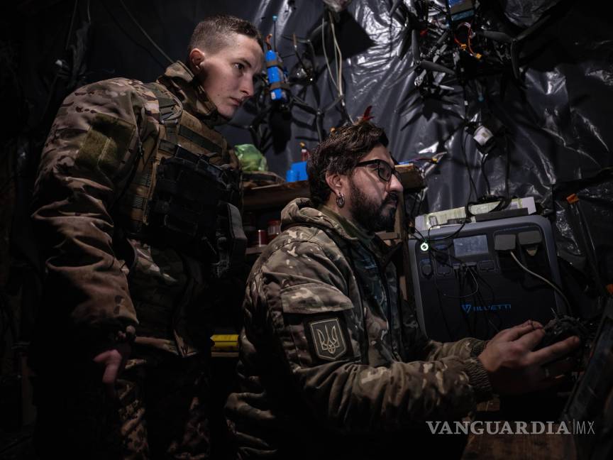 $!Soldados controlan un dron FPV para disparar hacia posiciones rusas en un refugio en dirección a Kostyantynivka, región de Donetsk, Ucrania.