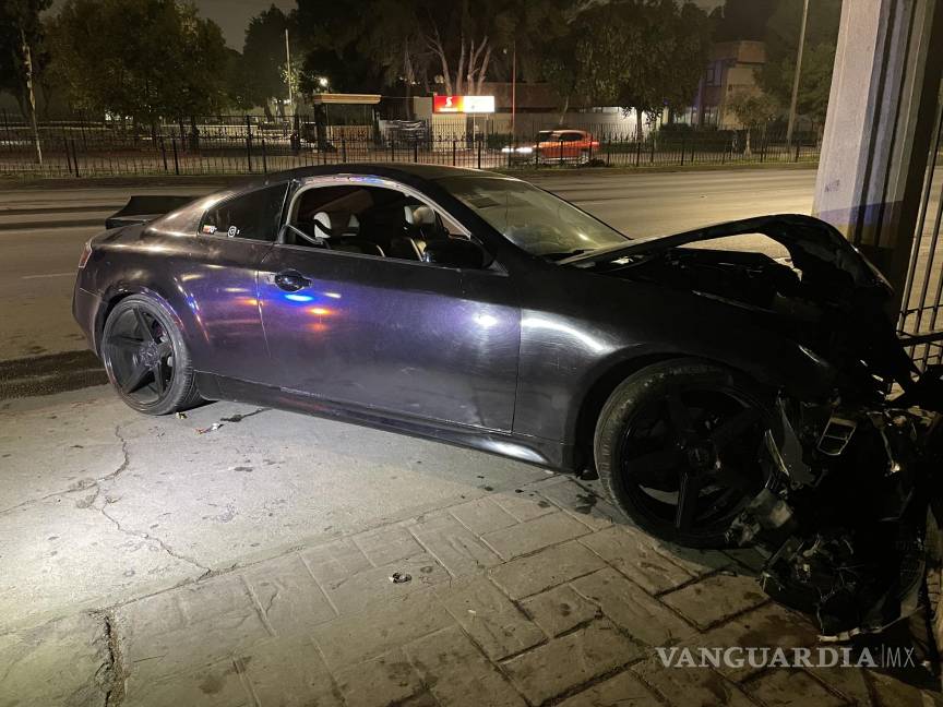 Saltillo: choca contra Químicas de la UAdeC y huye del lugar