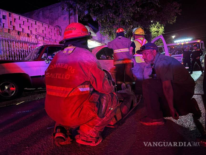 $!Vecinos de la colonia Chamizal salieron a auxiliar a los lesionados al escuchar el estruendo del choque en plena madrugada.
