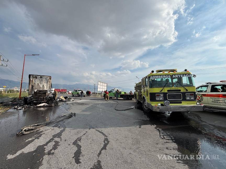 Tractocamión de SLS Logistics se incendia en libramiento de Arteaga