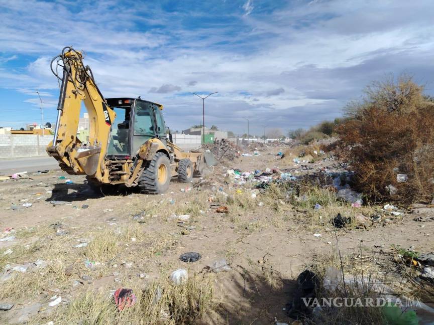 $!Retroexcavadoras apoyaron la remoción de escombro en zonas de difícil acceso.